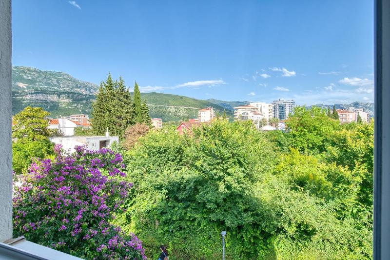 Comfort One-Bedroom Apartment with Terrace image 3