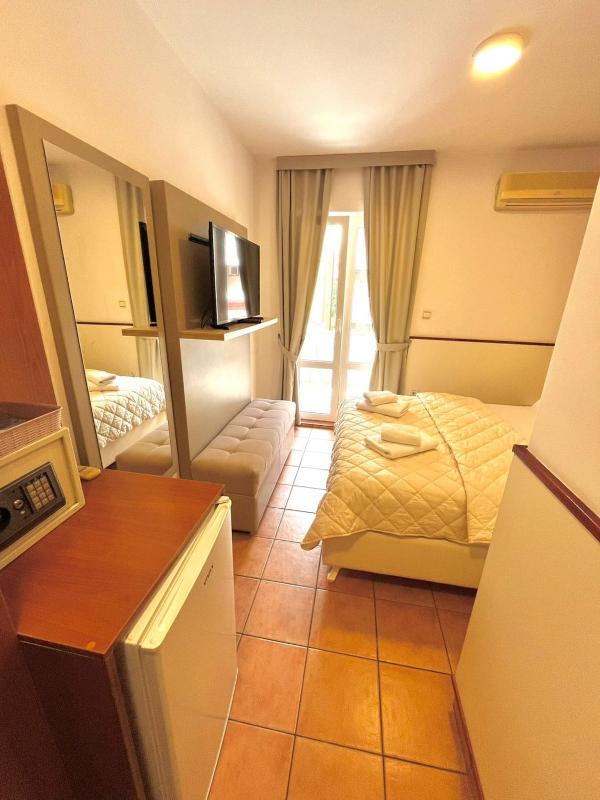 Double Room with Terrace image 4