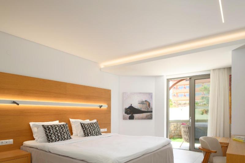 White Deluxe Double Room image 4