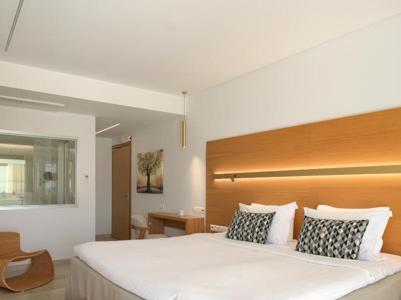 White Deluxe Suite Sea View image 3