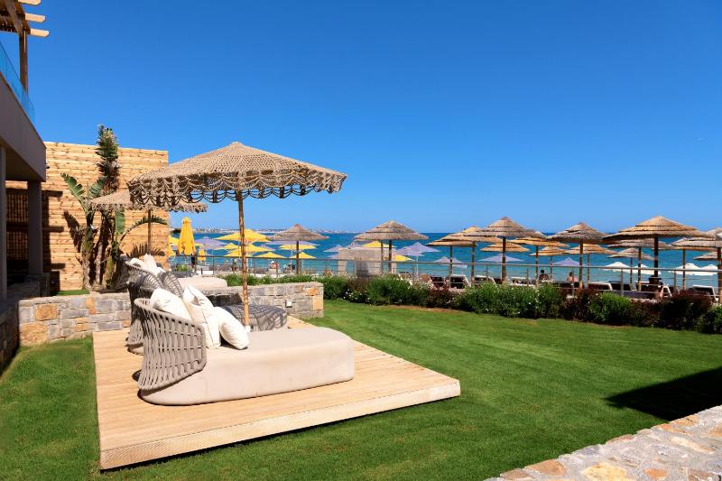 White Deluxe Suite Beach Front image 4