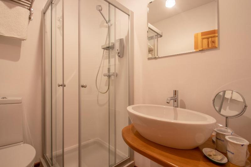 Double Room with Spa Bath image 3