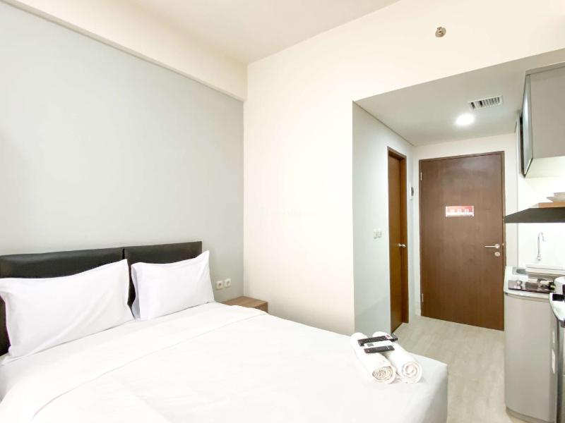 Homey and Well Design Studio Transpark Juanda Bekasi Timur Apartment By Travelio - image 1