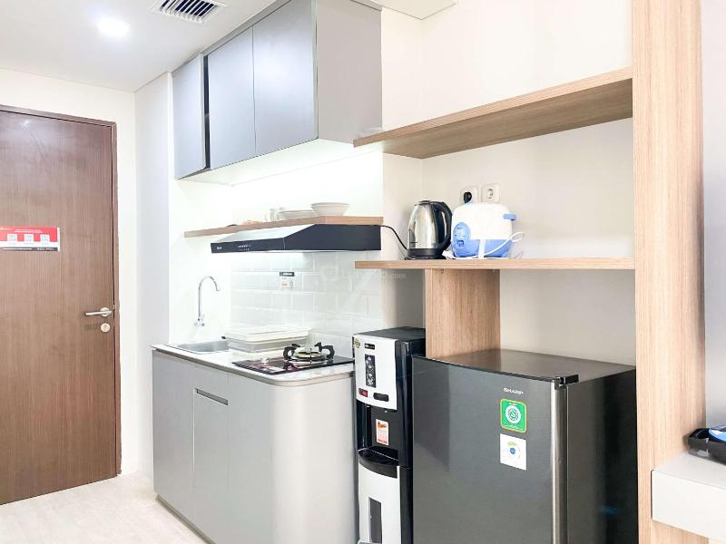 Homey and Well Design Studio Transpark Juanda Bekasi Timur Apartment By Travelio - image 14