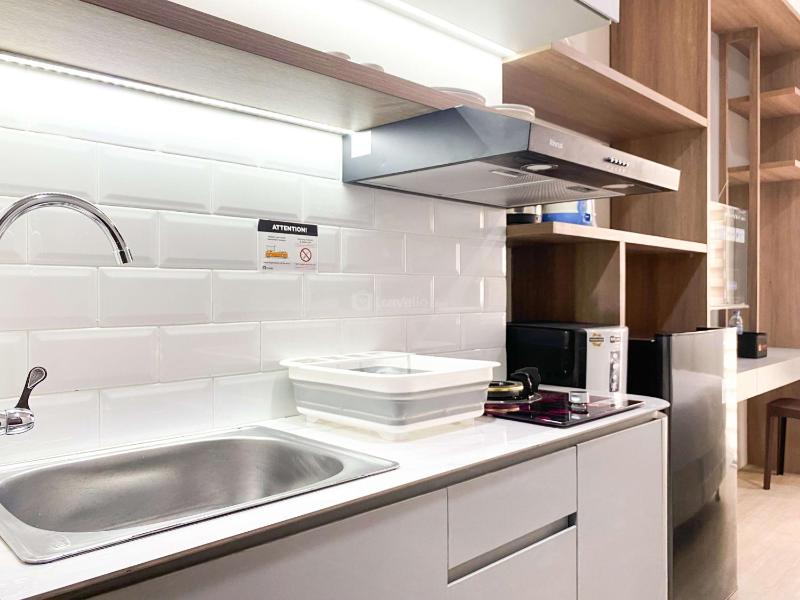 Homey and Well Design Studio Transpark Juanda Bekasi Timur Apartment By Travelio - image 21
