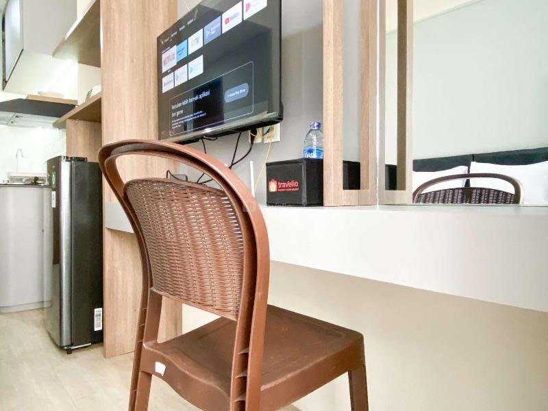 Homey and Well Design Studio Transpark Juanda Bekasi Timur Apartment By Travelio - image 10