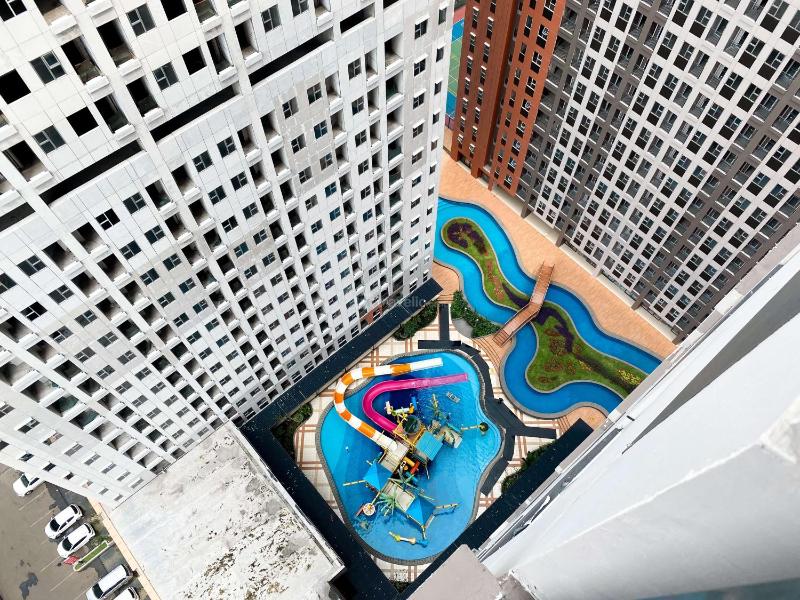 Homey and Well Design Studio Transpark Juanda Bekasi Timur Apartment By Travelio - image 20