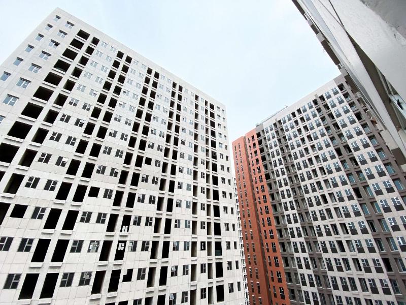 Homey and Well Design Studio Transpark Juanda Bekasi Timur Apartment By Travelio - image 22