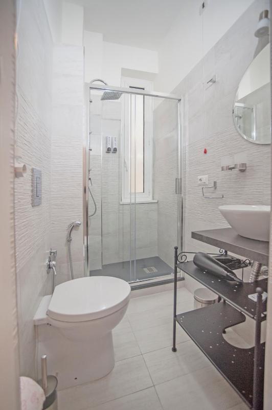 Twin Room with Private External Bathroom image 3