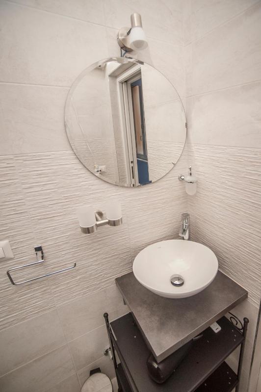 Twin Room with Private External Bathroom image 2