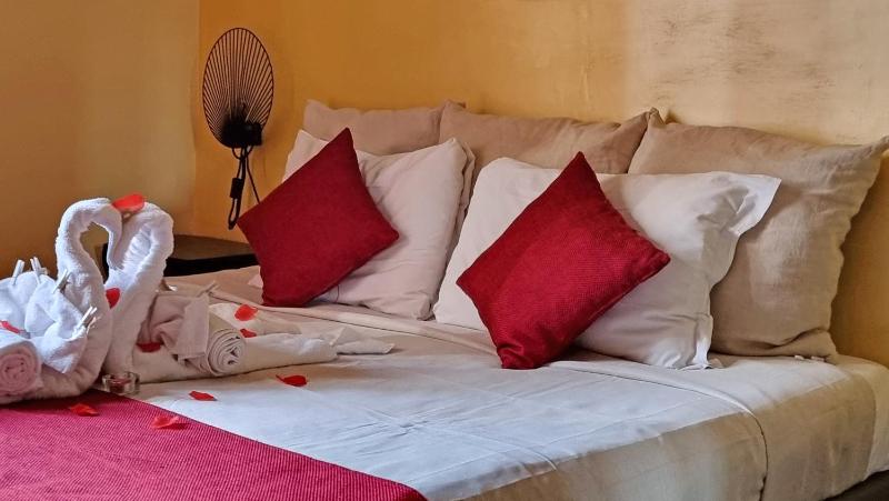 Twin Room with Private External Bathroom image 4