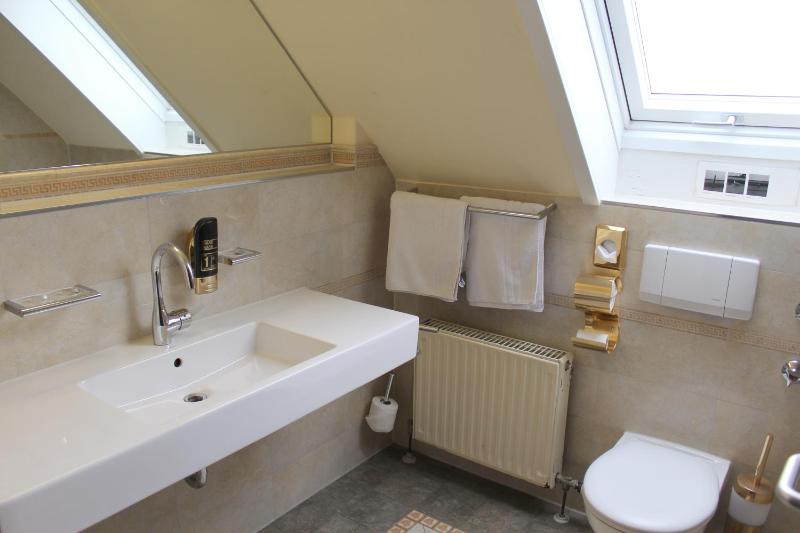 Suite (6 Adults) image 2