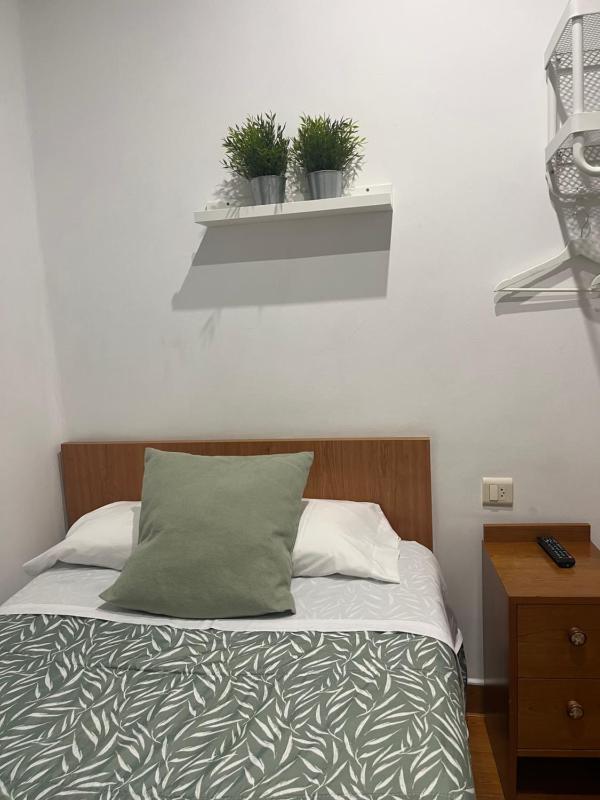 Standard Single Room with Shared Bathroom image 1