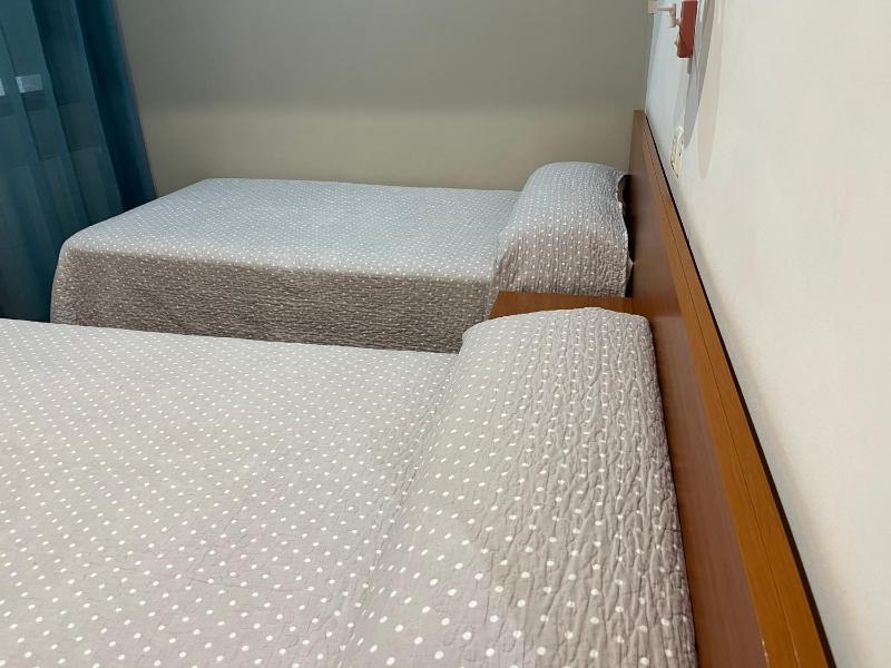 Standard Twin Room with Shared Bathroom image 1