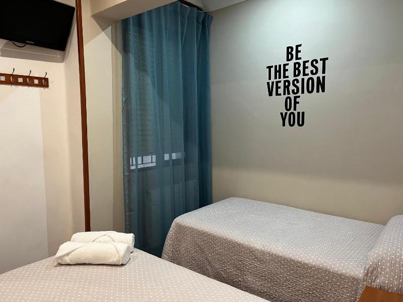 Standard Twin Room with Shared Bathroom image 3