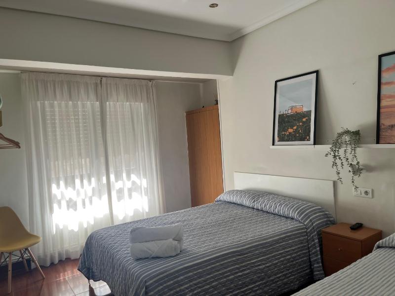 Basic Triple Room with Shared Bathroom image 3