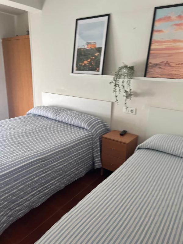 Basic Triple Room with Shared Bathroom image 2