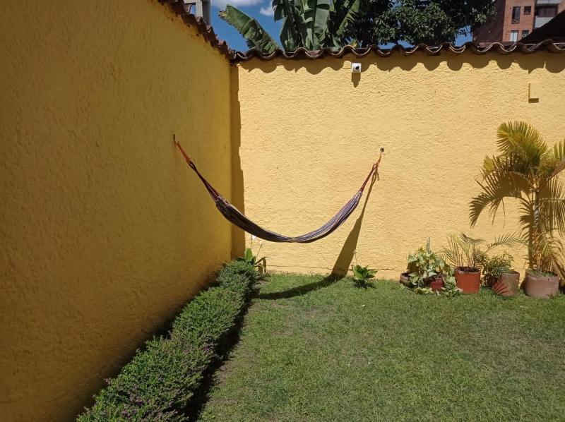 Yellow House Hostel - image 10