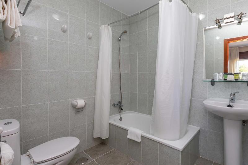 Twin Room image 4