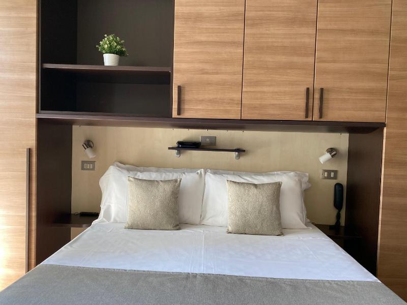 Deluxe Double or Twin Room image 1