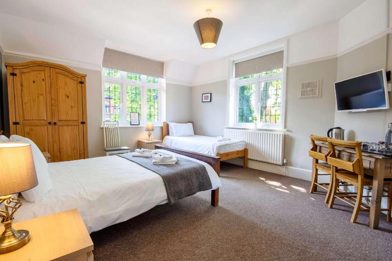 Triple Room with Shared Bathroom image 3