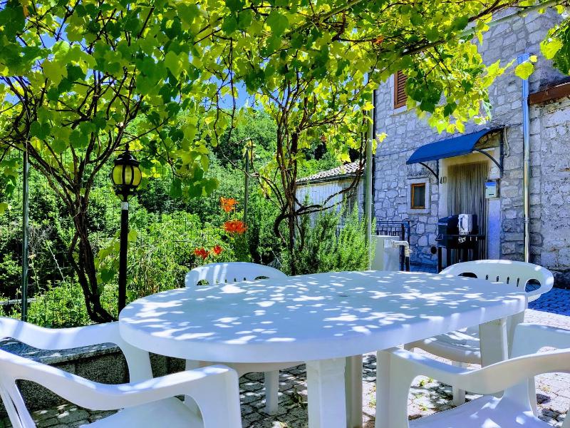 Casa rustica con terrazza e barbecue Images
