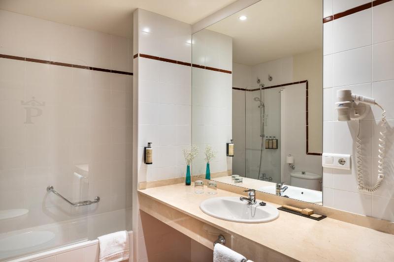 Standard Double Room image 3