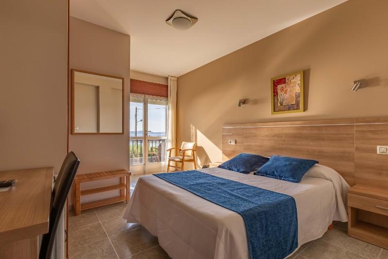 Double or Twin Room with Terrace and Sea View image 3