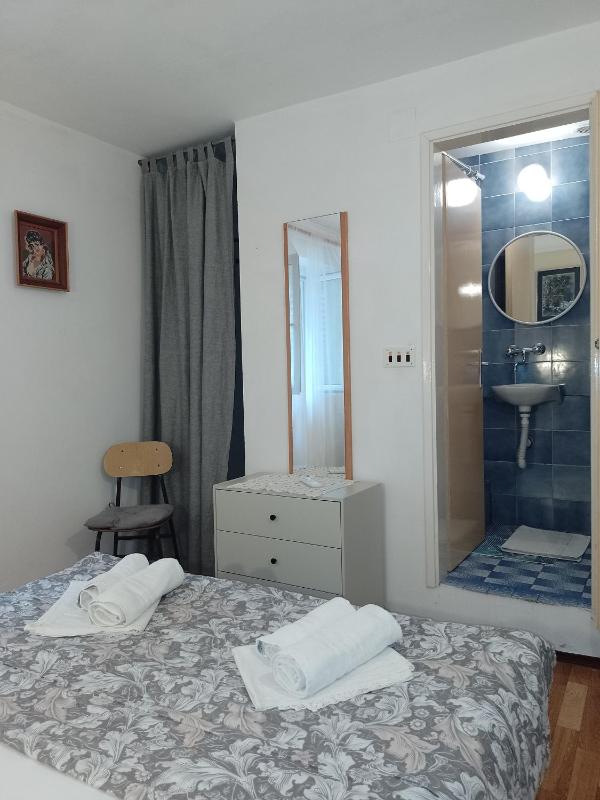 Double Room image 3