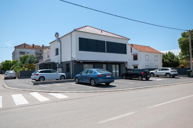 Apartments with parking space Zadar - 23055 - image 1