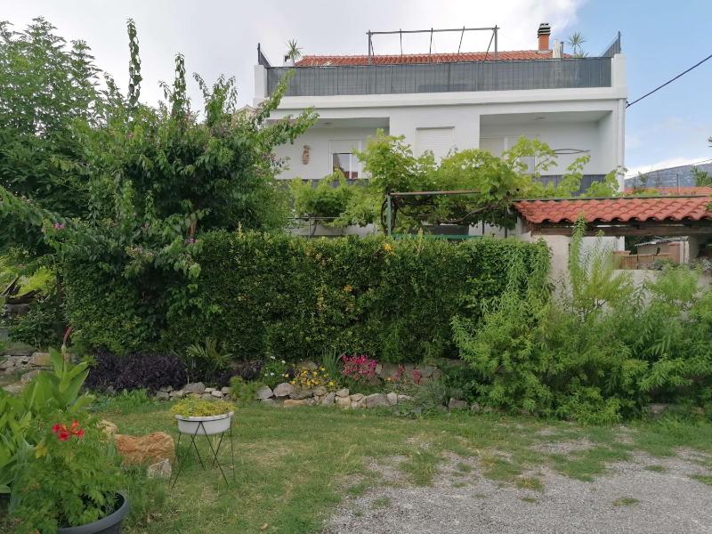 Apartments by the sea Kastel Stafilic Kastela - 22570 - image 1