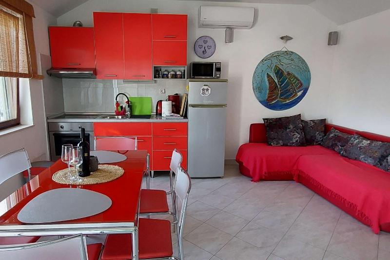 Apartments by the sea Kastel Stafilic Kastela - 22570 - image 6