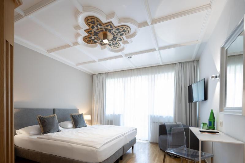 Double Room with Balcony image 4
