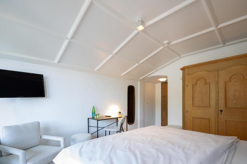 Double Room with Balcony image 3