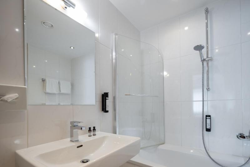 Double Room with Balcony image 2