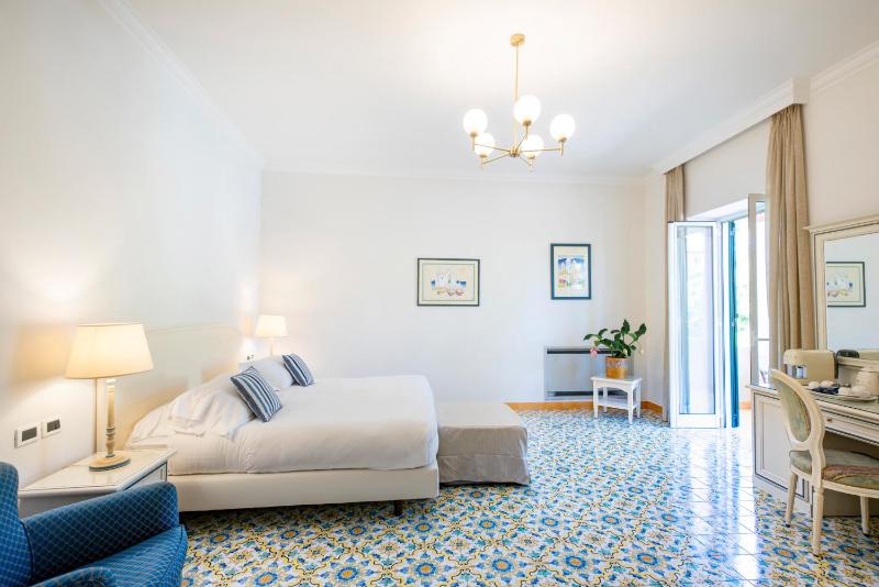 Deluxe Double or Twin Room image 4