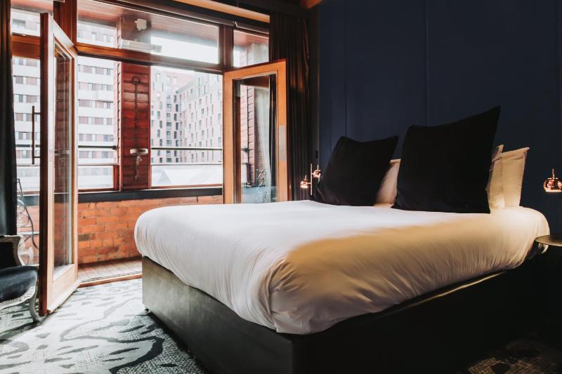 Deluxe King Room with Balcony - Non-Smoking image 3