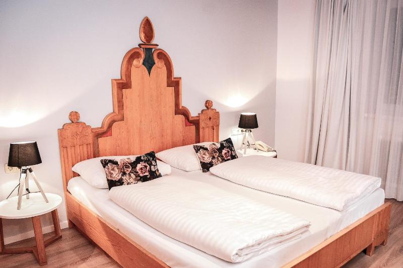 Economy Double Room image 3