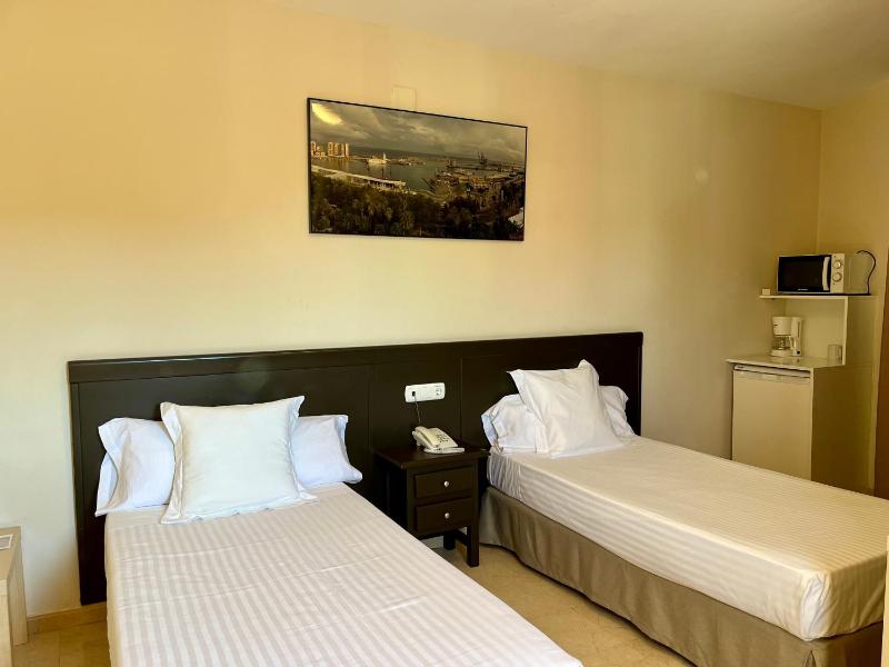 Twin Room image 2