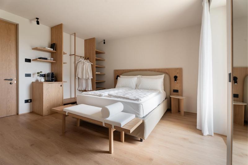 Comfort Double Room with Balcony and Pool View image 4