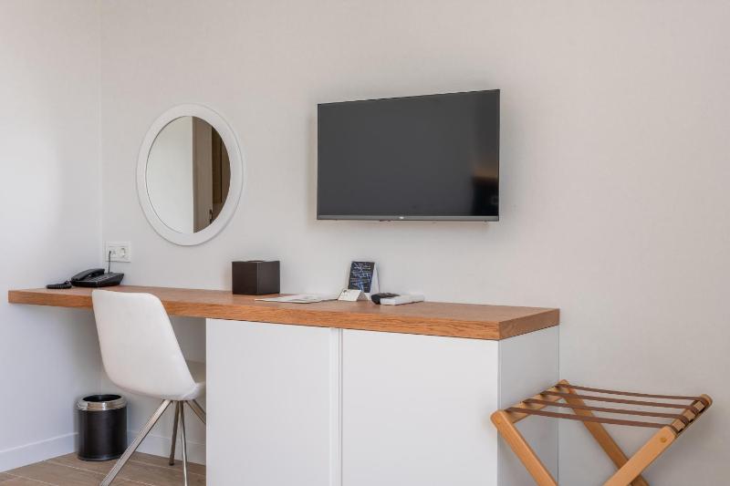 Deluxe Double Room (2 Adults + 1 Child) image 3