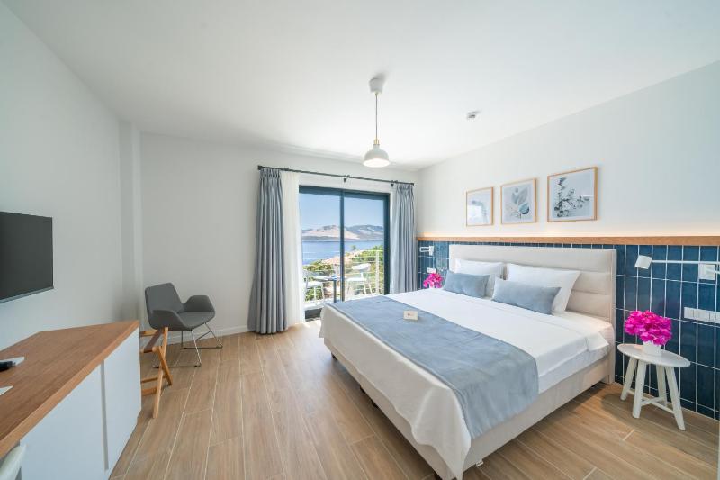 Deluxe Double Room (2 Adults + 1 Child) image 2