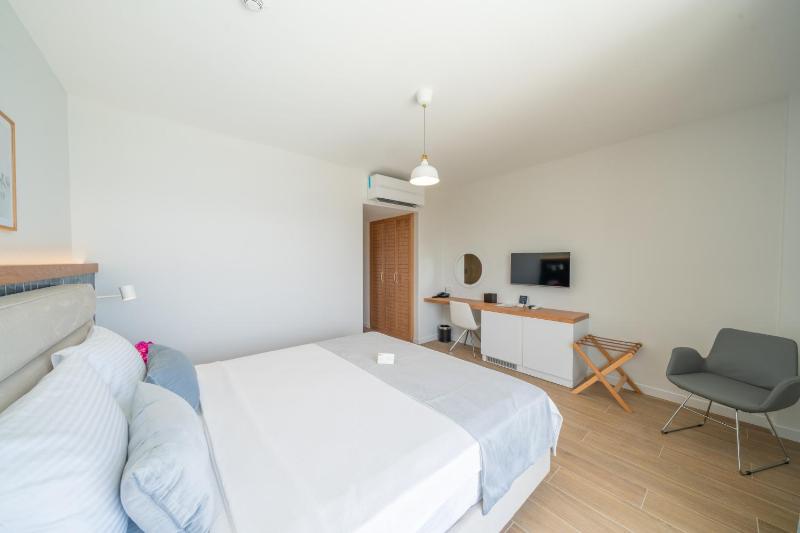 Deluxe Double Room (2 Adults + 1 Child) image 4
