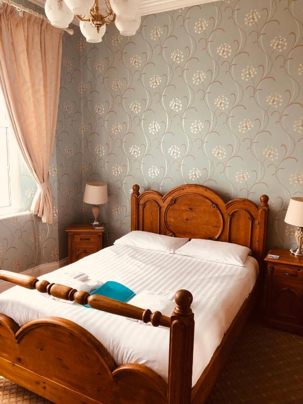 Deluxe Queen Room image 4
