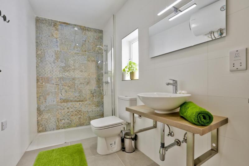 Exquisite 3-bedroom Duplex Penthouse with Jacuzzi in Valletta Centre - image 15