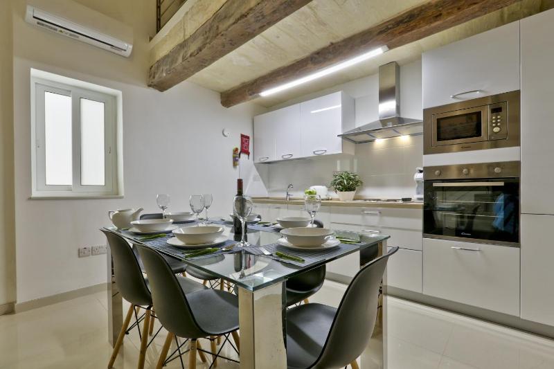 Exquisite 3-bedroom Duplex Penthouse with Jacuzzi in Valletta Centre - image 14