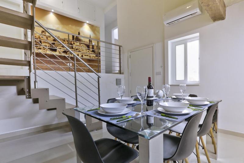 Exquisite 3-bedroom Duplex Penthouse with Jacuzzi in Valletta Centre - image 13