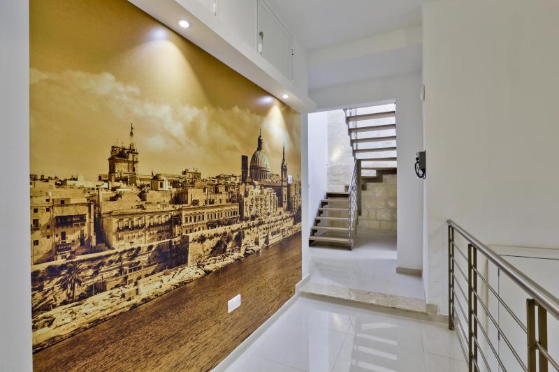 Exquisite 3-bedroom Duplex Penthouse with Jacuzzi in Valletta Centre - image 11