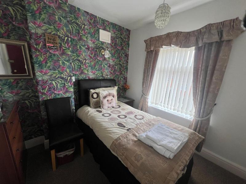 Single Room image 3
