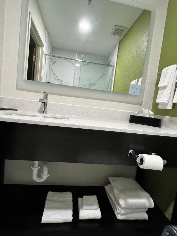 Quadruple Room with Two Queen Beds - Non Smoking image 3
